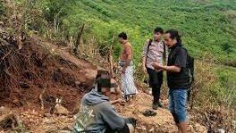 Petugas kepolisian saat mengamankan para terduga pelaku beserta barang bukti karung berisi batuan mineral di kawasan Pantai Mosrak, Jumat (19/12/2025).