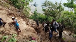 Personel Polres Lombok Tengah bersama warga dan aparat desa saat melakukan penutupan lubang galian tambang emas ilegal di kawasan konservasi TWA Prabu Dundang. (Dok. Polres Lombok Tengah)