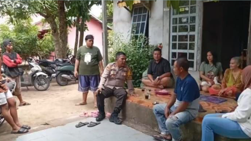 Petugas kepolisian mendatangi rumah warga di Kelurahan Mulia Kerta, Ketapang, untuk mengklarifikasi isu viral percobaan penculikan anak. (Dok. Facebook/Jumiati)