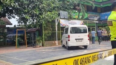 Petugas kepolisian saat melakukan olah tempat kejadian perkara (TKP) di lokasi kecelakaan yang melibatkan mobil pengangkut makanan di SDN Kalibaru 01, Cilincing, Kamis (11/12/2025).