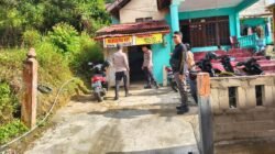 Petugas kepolisian saat melakukan pengecekan dan olah TKP di salah satu lokasi hilangnya kendaraan bermotor di Kabupaten Sanggau, Minggu (14/12/2025).