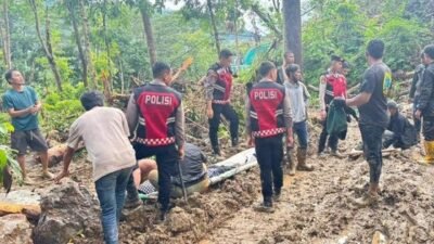 Aparat kepolisian saat melakukan pengamanan dan evakuasi di lokasi kejadian perkara di kawasan Kebun Raya Megawati, Kecamatan Ratatotok, Sabtu (20/12/2025).