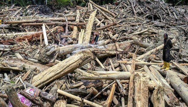 "Kapolri ungkap temuan bekas gergaji pada kayu gelondongan banjir Sumatra. Polisi dan Kemenhut telusuri hulu sungai, bidik jerat pidana bagi pelaku penebangan."