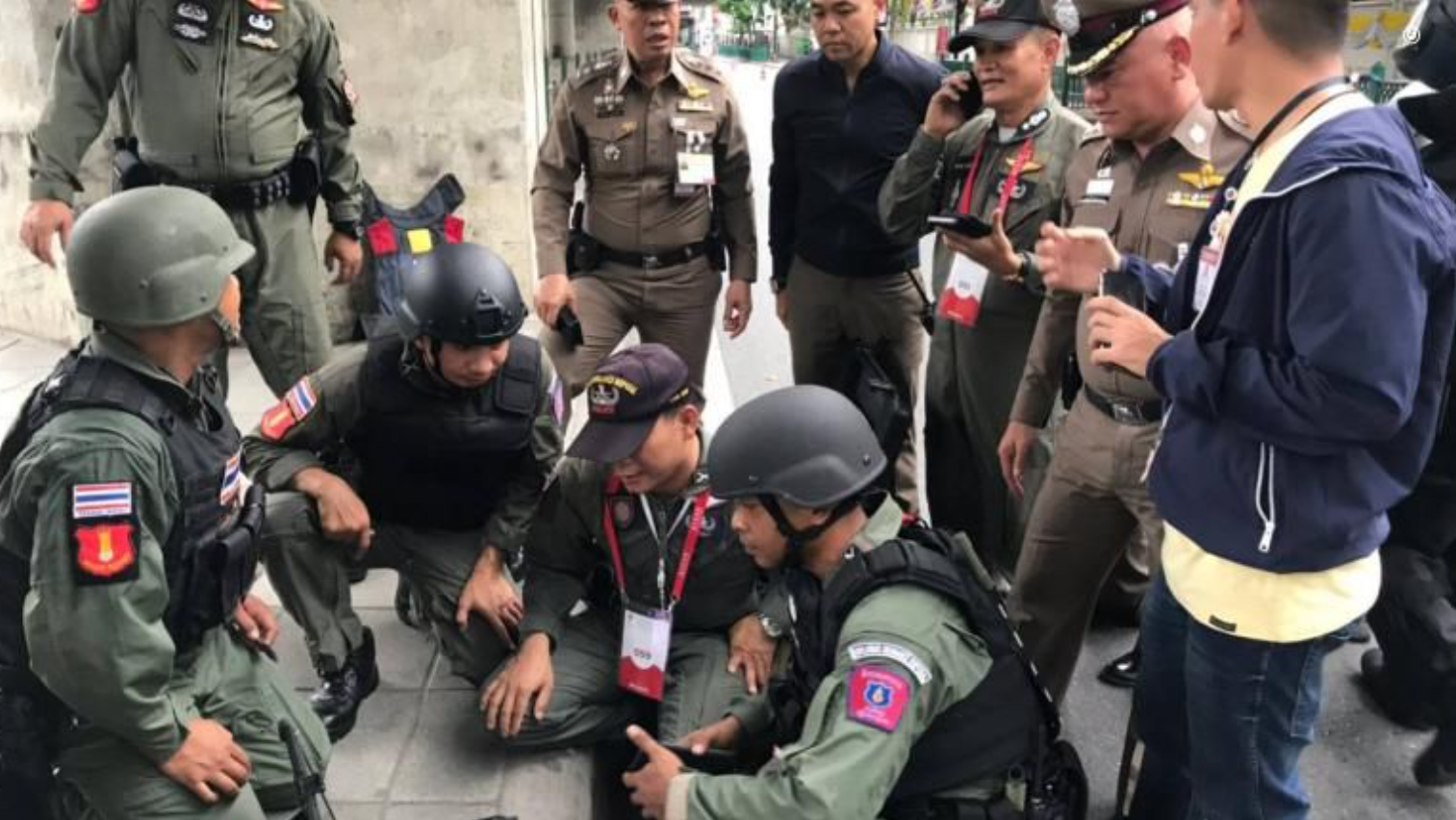 Personel kepolisian dan unit taktis Thailand melakukan koordinasi di lapangan menyusul adanya laporan intelijen terkait potensi ancaman sabotase di Distrik Muang, Jumat (19/12/2025). (Dok. Ist)