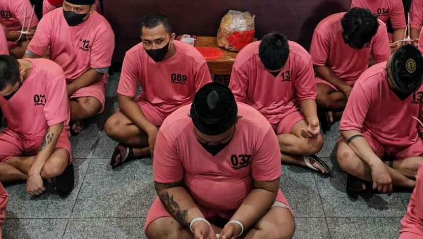 Polda Kalbar gagalkan penyelundupan narkotika jenis sabu seberat 5,2 kg di Pontianak. Pelaku pakai mobil BMW dan modus bungkus kue demi upah Rp10 juta.