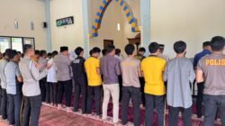 "Polres Kayong Utara gelar Shalat Ghaib untuk mendoakan 836 korban tewas akibat banjir dan longsor di Sumatra. Wujud solidaritas dari Kalimantan. "