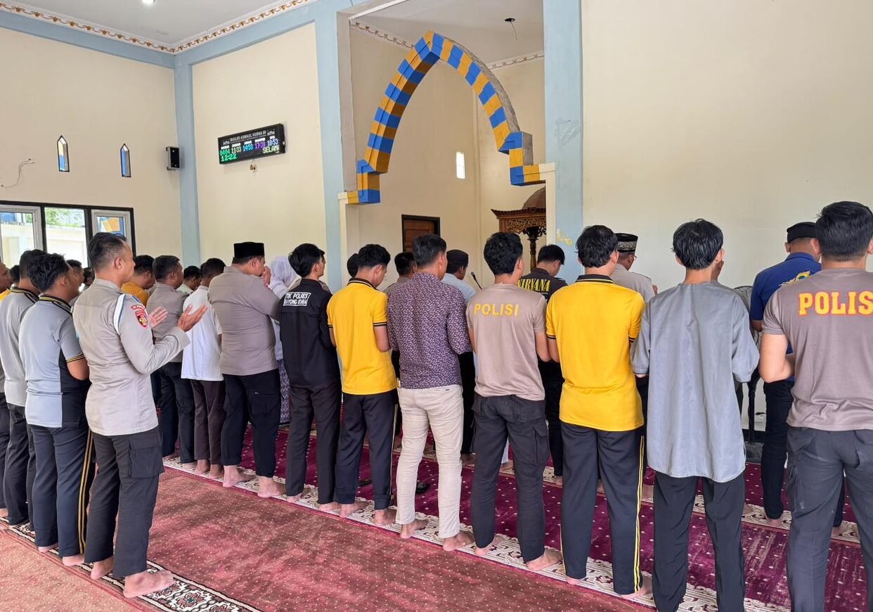 "Polres Kayong Utara gelar Shalat Ghaib untuk mendoakan 836 korban tewas akibat banjir dan longsor di Sumatra. Wujud solidaritas dari Kalimantan. "