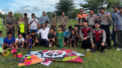 Kasat Samapta Polres Ketapang Iptu Suyanto bersama pihak Bandara Rahadi Oesman memberikan imbauan larangan bermain layangan kepada warga Desa Kali Nilam. (Dok. HO/Faktakalbar.id)