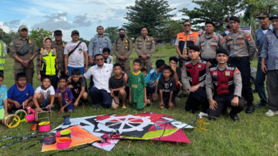 Kasat Samapta Polres Ketapang Iptu Suyanto bersama pihak Bandara Rahadi Oesman memberikan imbauan larangan bermain layangan kepada warga Desa Kali Nilam. (Dok. HO/Faktakalbar.id)