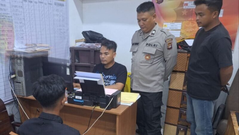 Pelaku pencurian emas dan pembobolan ATM milik warga Wajok Hulu saat diamankan pihak kepolisian. (Dok. Polsek Jongkat)