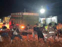 Malam-malam Terjang Lumpur, Polsek Simpang Hilir Dorong Mobil Warga yang Terjebak di Rantau Panjang