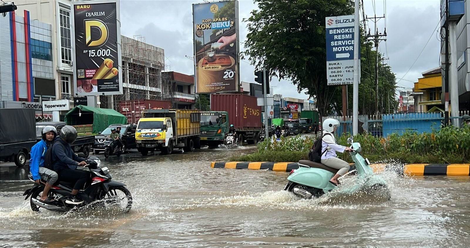 "Pontianak tergenang 3 hari. Pasang laut setinggi 1,9 meter berbaur dengan hujan deras siang-malam membuat air tak kunjung surut. SMKN 3 hingga RRI terendam. "