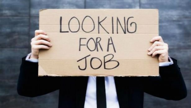 Seseorang mengangkat papan kertas bertuliskan "Looking For A Job" (Dok. Ist)