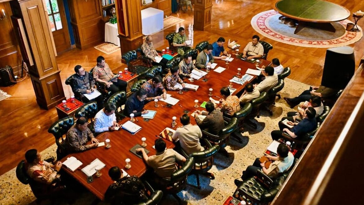 "Prabowo memanggil sejumlah menteri ke Hambalang, Minggu (14/12/2025). Agenda rapat menyoroti percepatan hunian korban banjir Sumatera serta rencana insentif diskon tarif tol dan tiket pesawat jelang akhir tahun. "