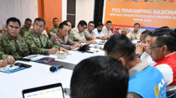 Presiden Prabowo Subianto memimpin rapat terbatas penanganan bencana Aceh bersama Panglima TNI, Kapolri, dan Kepala BNPB di Lanud Sultan Iskandar Muda. (Dok. Setkab RI)