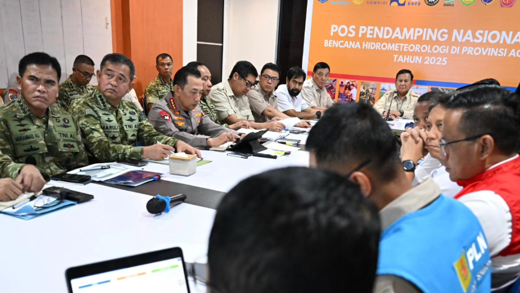Presiden Prabowo Subianto memimpin rapat terbatas penanganan bencana Aceh bersama Panglima TNI, Kapolri, dan Kepala BNPB di Lanud Sultan Iskandar Muda. (Dok. Setkab RI)
