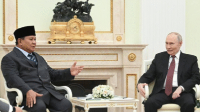 Presiden Prabowo Subianto mengenakan jas dan peci hitam duduk berhadapan dengan Presiden Vladimir Putin dalam pertemuan resmi di Moskow. (Dok. Setpres RI)