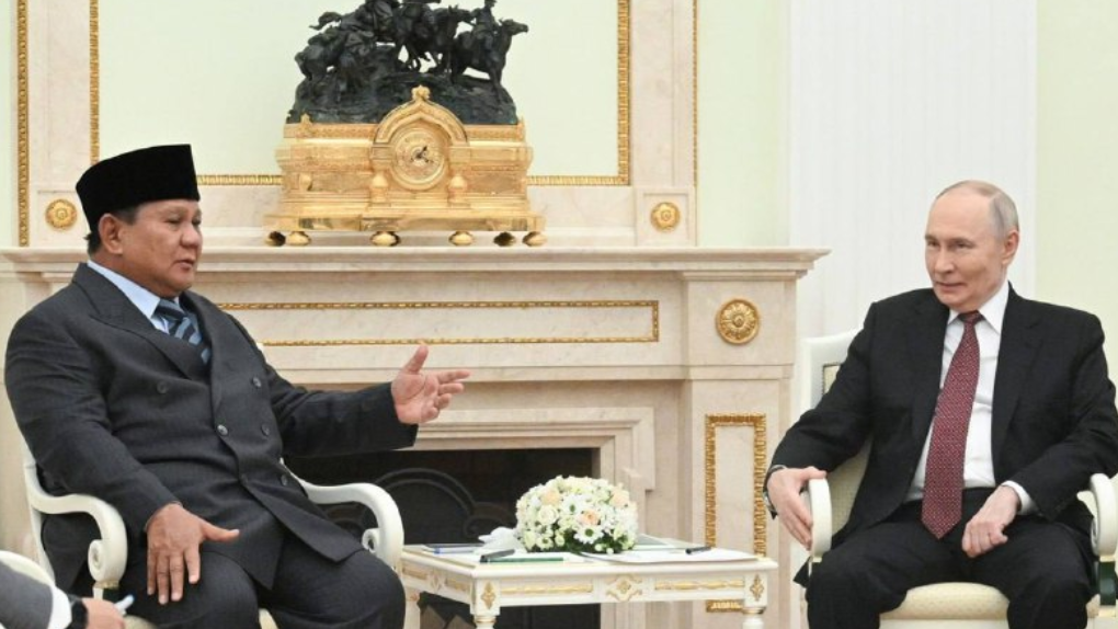 Presiden Prabowo Subianto mengenakan jas dan peci hitam duduk berhadapan dengan Presiden Vladimir Putin dalam pertemuan resmi di Moskow. (Dok. Setpres RI)