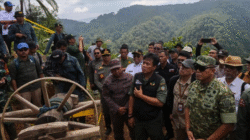 Prajurit TNI dari Satgas Penertiban Kawasan Hutan berjaga ketat di lokasi bekas pertambangan emas tanpa izin di Taman Nasional Gunung Halimun Salak. (Dok. ANTARA)