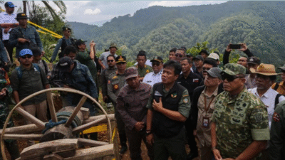 Prajurit TNI dari Satgas Penertiban Kawasan Hutan berjaga ketat di lokasi bekas pertambangan emas tanpa izin di Taman Nasional Gunung Halimun Salak. (Dok. ANTARA)