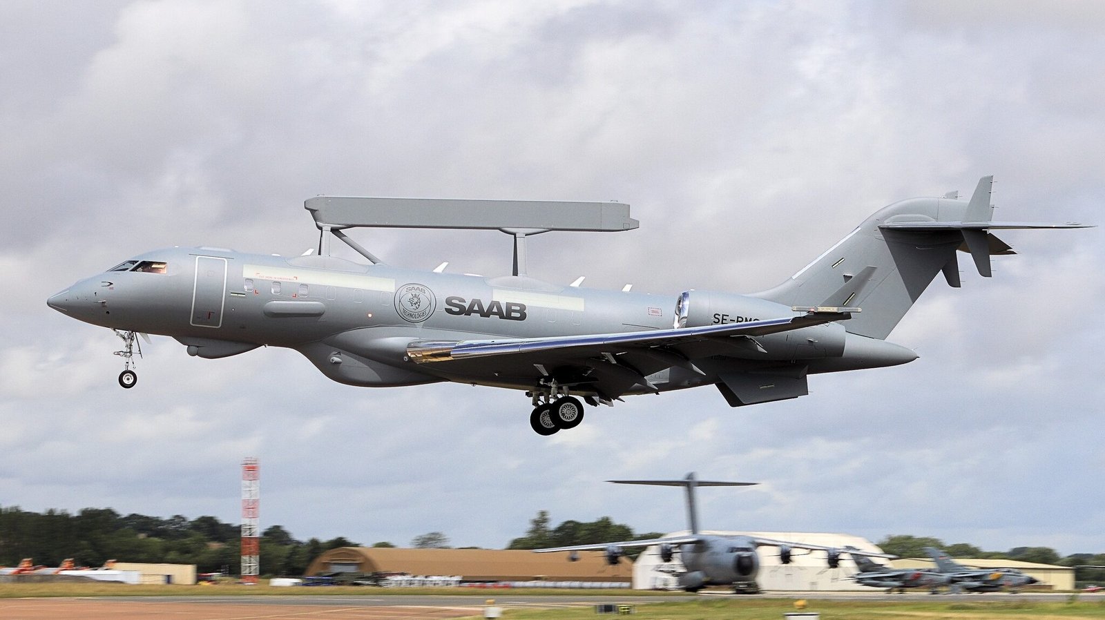 Pesawat peringatan dini dan kontrol udara (AEW&C) Saab GlobalEye saat sedang mengudara. Prancis resmi memesan dua unit pesawat canggih ini senilai US$1,3 miliar untuk memperkuat sistem pengawasan pertahanan mereka. (Dok. Ist)
