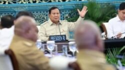 Presiden Prabowo Subianto saat memberikan arahan kepada kepala daerah se-Papua di Istana Negara, Jakarta, terkait rencana pengembangan sektor energi, Selasa (16/12/2025).
