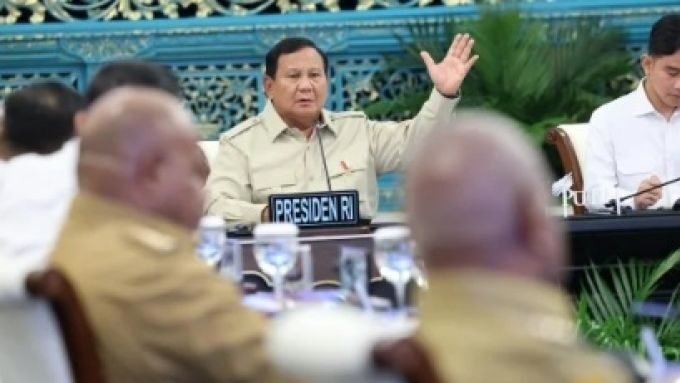 Presiden Prabowo Subianto saat memberikan arahan kepada kepala daerah se-Papua di Istana Negara, Jakarta, terkait rencana pengembangan sektor energi, Selasa (16/12/2025).