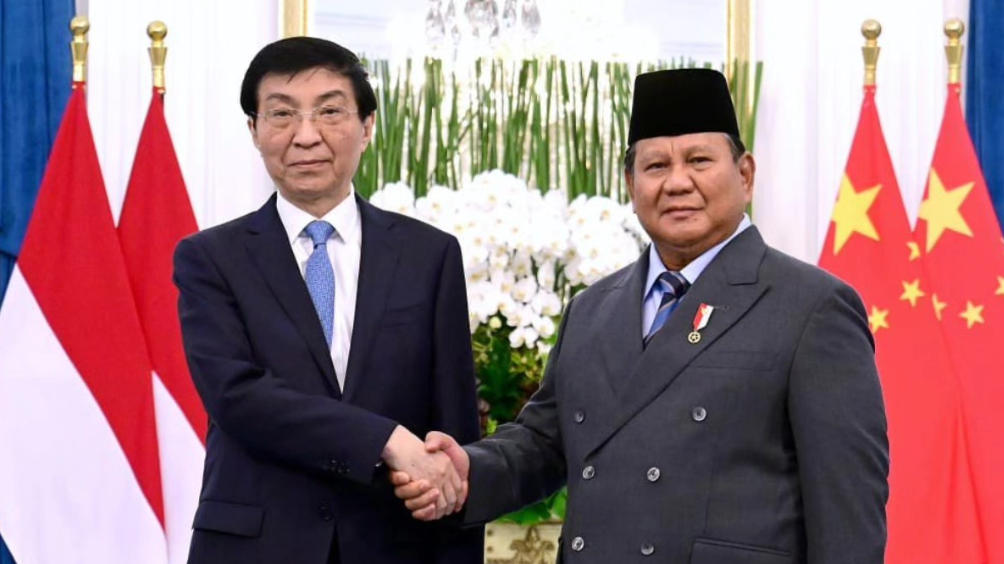 Presiden Prabowo Subianto berjabat tangan dengan Ketua MPR Republik Rakyat Tiongkok Wang Huning dalam pertemuan bilateral di Istana Merdeka. (Dok. Setpres)