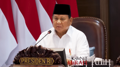 Presiden Prabowo Subianto saat memberikan arahan tegas kepada jajaran kabinet dan pimpinan aparat keamanan dalam Sidang Kabinet Paripurna di Istana Negara, Jakarta, Senin (16/12/2025). (Dok. Sekretariat Presiden)