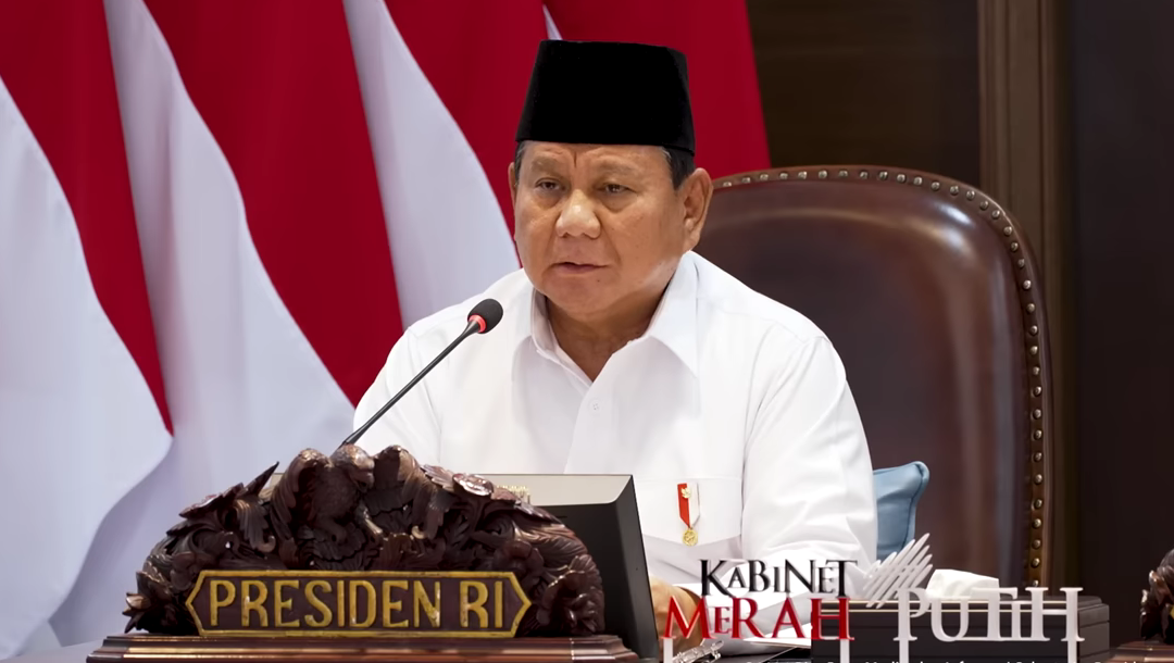 Presiden Prabowo Subianto saat memberikan arahan tegas kepada jajaran kabinet dan pimpinan aparat keamanan dalam Sidang Kabinet Paripurna di Istana Negara, Jakarta, Senin (16/12/2025). (Dok. Sekretariat Presiden)
