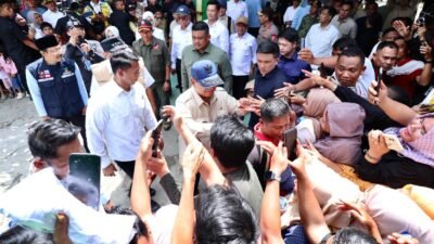Presiden Prabowo Subianto saat menyapa dan menyalami warga terdampak banjir di lokasi pengungsian MTs 1 Langkat, Sumatra Utara, Sabtu (13/12/2025).
