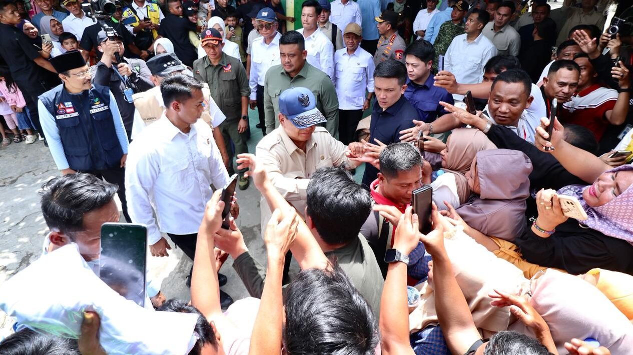 Presiden Prabowo Subianto saat menyapa dan menyalami warga terdampak banjir di lokasi pengungsian MTs 1 Langkat, Sumatra Utara, Sabtu (13/12/2025).