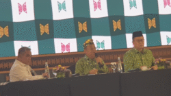 Prof. Arif Satria dan tokoh ICMI mengepalkan tangan tanda semangat dalam kegiatan National Leadership Camp (NLC) ICMI yang membahas integrasi Iptek dan Imtaq. (Dok. Faktakalbar.id)