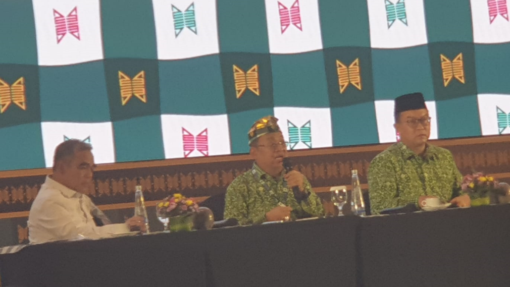 Prof. Arif Satria dan tokoh ICMI mengepalkan tangan tanda semangat dalam kegiatan National Leadership Camp (NLC) ICMI yang membahas integrasi Iptek dan Imtaq. (Dok. Faktakalbar.id)