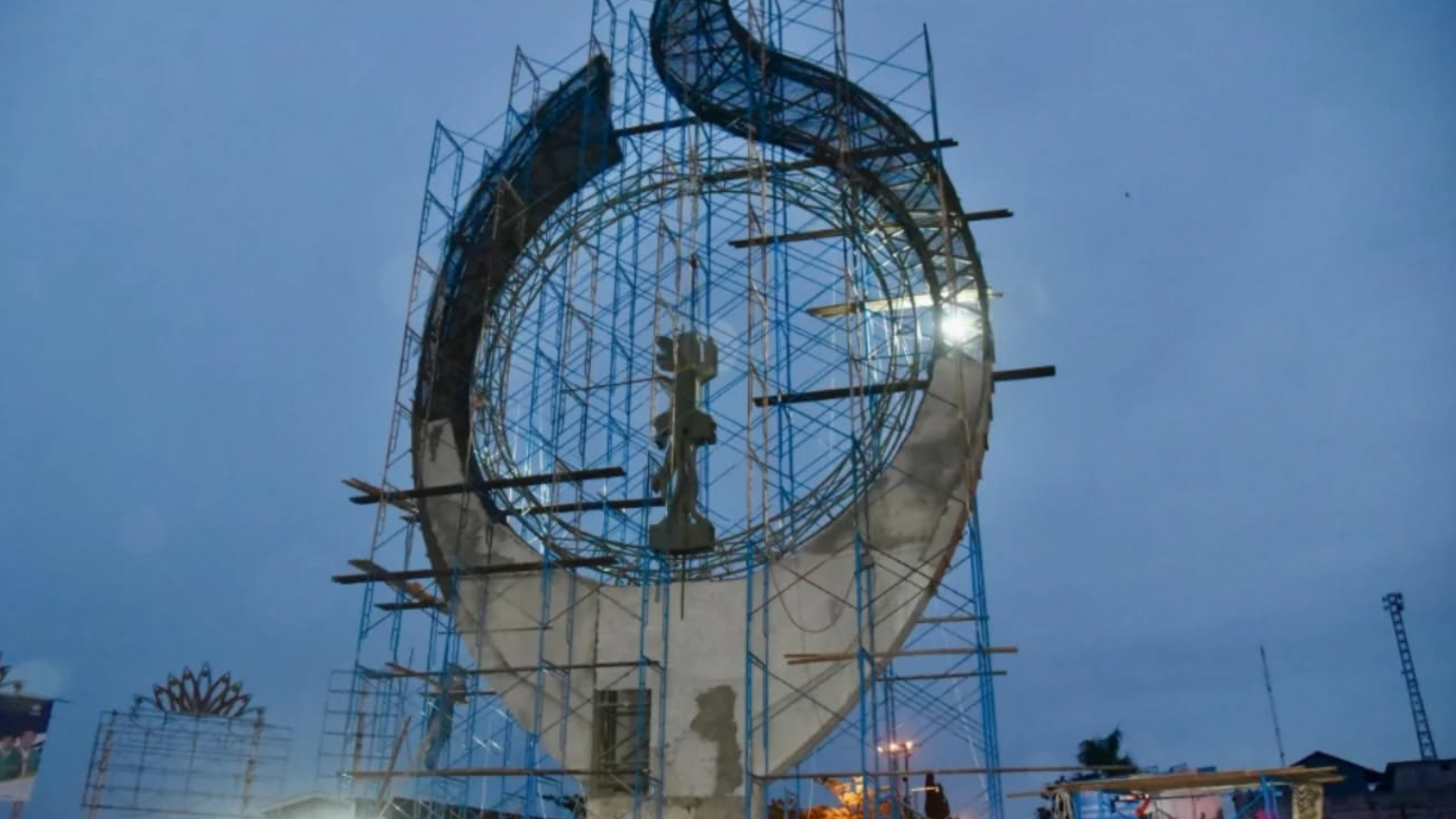 Progres pembangunan Tugu Mangrove di Bundaran Gaforaya, Kecamatan Sungai Raya, yang tengah dikebut pengerjaannya jelang peresmian pada malam pergantian tahun, Selasa (23/12/2025). (Dok. HO/Faktakalbar.id)
