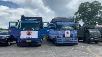 Armada truk BNPB yang akan digunakan untuk mengirimkan bantuan logistik melalui jalur darat dari Pos Pendamping Nasional di Lapangan Udara Sultan Iskandar Muda, Aceh Besar, Provinsi Aceh, pada Rabu (10/12).