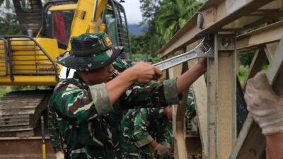 Personel Zeni TNI AD saat melakukan pemasangan kerangka Jembatan Bailey Padang Mantuang di Kecamatan 2x11 Kayu Tanam, Kabupaten Padang Pariaman, Kamis (11/12/2025).