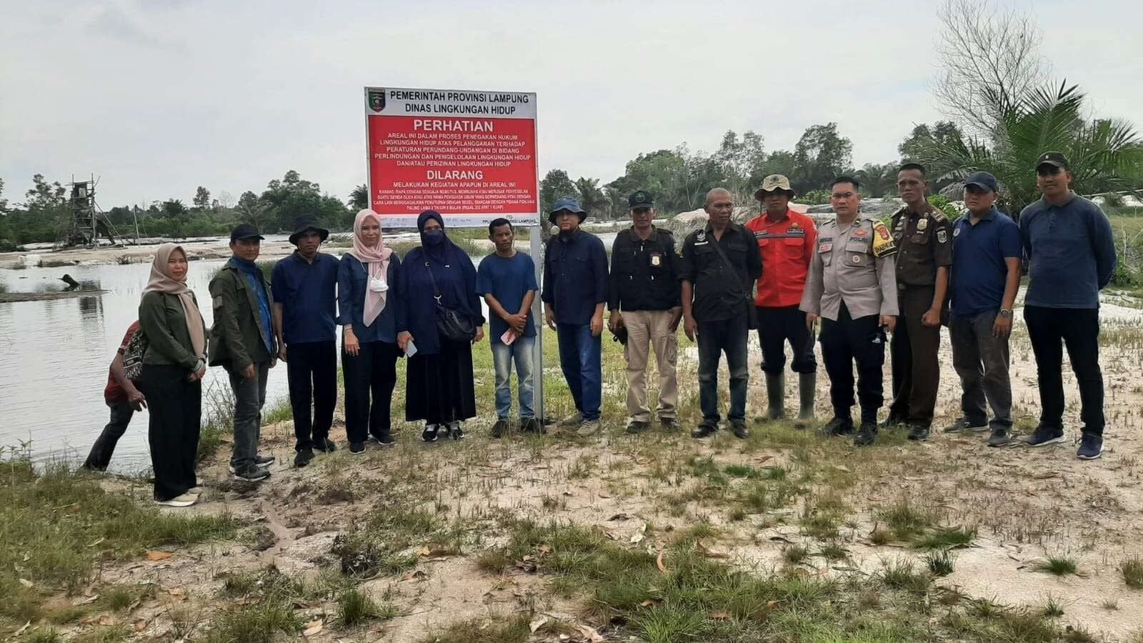Petugas Dinas Lingkungan Hidup Provinsi Lampung saat memasang plang larangan dan menyegel lokasi aktivitas pertambangan tanpa izin di salah satu wilayah Lampung, Minggu (28/12/2025).