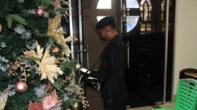 Beri Rasa Aman Jemaat, Satgas Komposit Polda Kalbar Lakukan Sterilisasi Gereja