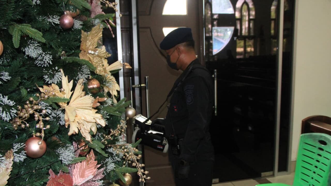 Personel Satuan Brimob Polda Kalbar saat melakukan prosedur sterilisasi dan pemeriksaan keamanan di salah satu gereja di Kota Pontianak, Minggu (28/12).