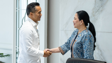 Ketua DPR RI Puan Maharani saat menerima kunjungan Ketua Umum Kadin Indonesia Anindya Bakrie di Kompleks Parlemen, Senayan, Jakarta, guna membahas perlindungan investasi dan UMKM, Selasa (9/12/2025).
