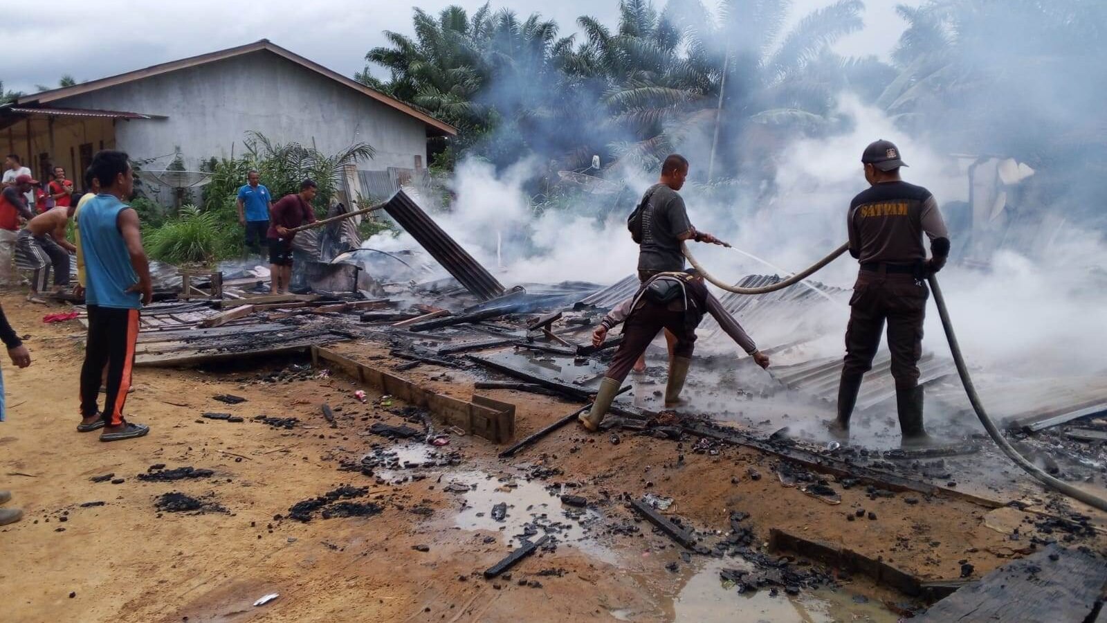 Kondisi puing-puing bangunan usai kebakaran yang menghanguskan 16 unit mess karyawan PT SAP di Kecamatan Toba, Sanggau, Minggu (7/12/2025).
