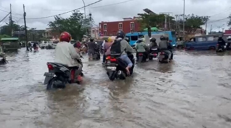 "Warga Pontianak harap waspada. Puncak pasang rob 1,8 meter terjadi pukul 09.00-11.00 WIB hingga Rabu, (10/12/2025). Hujan siang-malam perparah genangan."