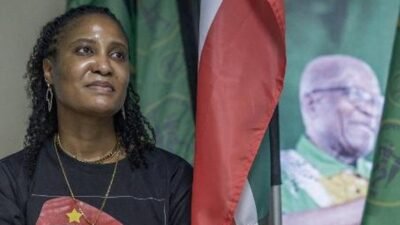 "Duduzile Zuma, putri mantan Presiden Afrika Selatan, dilaporkan ke polisi terkait dugaan penipuan loker palsu. Korban dijanjikan kerja namun dikirim ke perang Rusia-Ukraina."