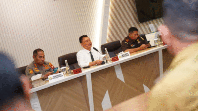 The Mayor of Pontianak sits at the meeting table with the Police Chief and Prosecutor's Office representative, nameplates reading "WALIKOTA PONTIANAK" and "FORKOPIMDA" are visible. (Dok. HO/Faktakalbar.id)