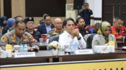 Kapolresta Pontianak, Kombes Pol Suyono (kiri), bersama Wakil Wali Kota Pontianak, Bahasan (kanan), memimpin Rapat Koordinasi Lintas Sektoral Operasi Lilin Kapuas 2025 di Aula Mapolresta Pontianak. (Dok. HO/Faktakalbar.id)