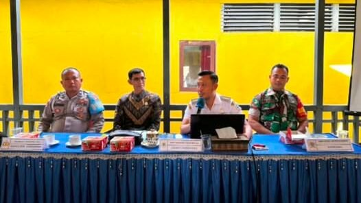 Rapat koordinasi lintas sektoral di Pendopo Kantor Kecamatan Jongkong yang menyepakati aturan pembatasan jam malam bagi anak dan remaja, Selasa (03/12/2025).