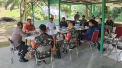 Rapat koordinasi lintas instansi di Koramil Entikong yang membahas strategi pengamanan dan pencegahan penyelundupan di wilayah perbatasan jelang akhir tahun, Kamis (4/12/2025).