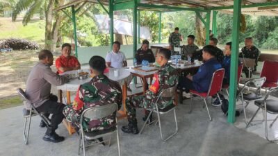 Rapat koordinasi lintas instansi di Koramil Entikong yang membahas strategi pengamanan dan pencegahan penyelundupan di wilayah perbatasan jelang akhir tahun, Kamis (4/12/2025).