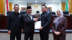 Wali Kota Pontianak Edi Rusdi Kamtono bersalaman dengan pimpinan DPRD sambil memegang map dokumen putih di dalam ruang sidang paripurna. (Dok. HO/Faktakalbar.id)